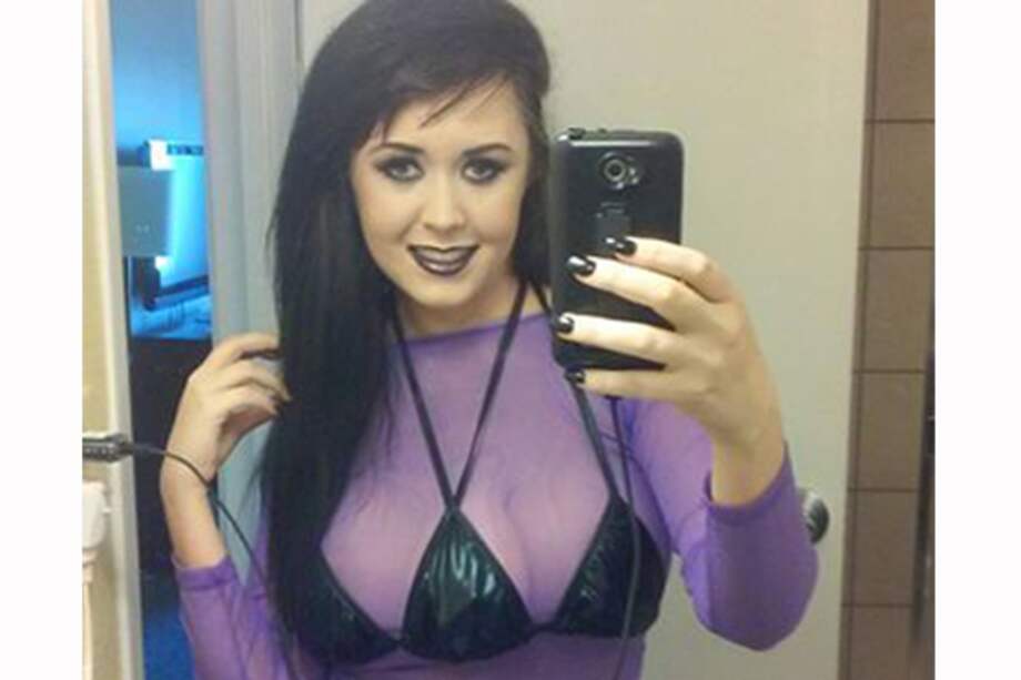 Joven se hace implantar un tercer pecho para alejar a los hombres