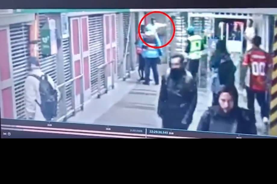 El ataque contra el guarda quedó registrado en cámaras de seguridad de la estación Universidades–City U.
