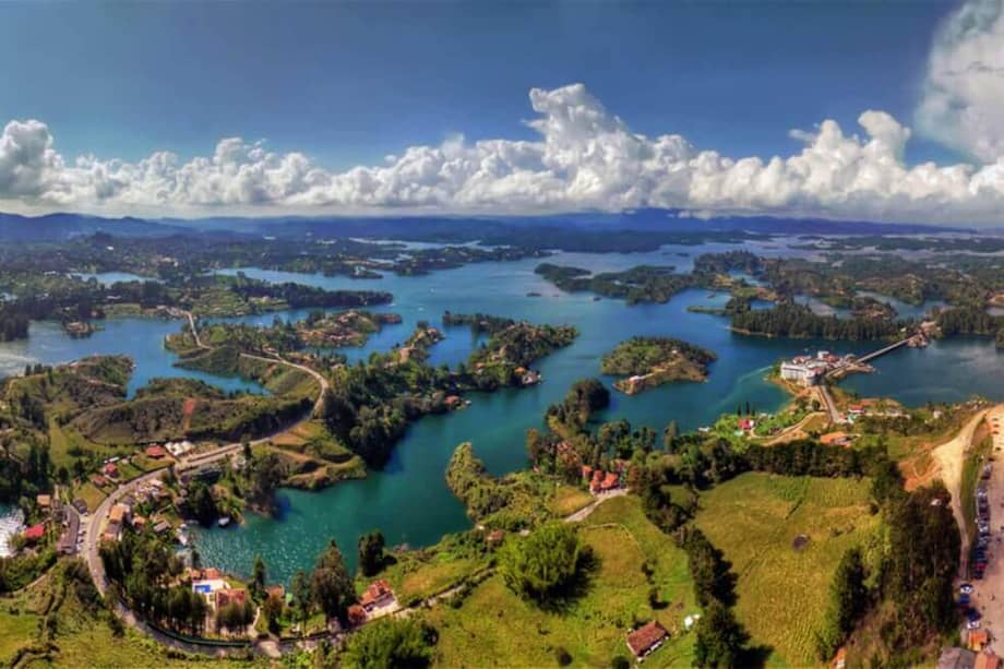 Guatapé es uno de los municipios de Antioquia que más visitantes recibe al año. Con la aplicación #SomosProvinciaABT se busca seguir incentivando la experiencia del viajero con datos y sugerencias sobre planes turísticos. / Archivo