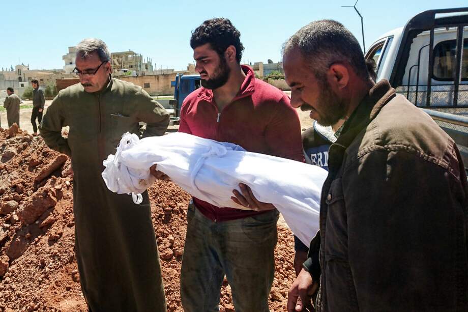 Una víctima del ataque en Jan Shiejun es enterrada en la provincia de Idlib este miércoles. / AFP