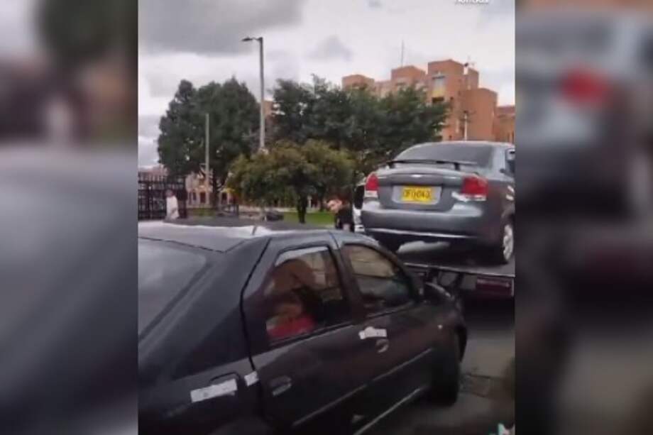 En medio de un procedimiento a raíz de una infracción, agentes de tránsito sellaron e inmovilizaron un carro con dos menores de edad en su interior.