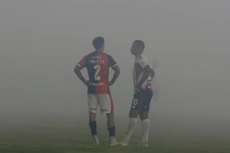 AME365. CARTAGENA (COLOMBIA), 07/05/2026.- Luis Fernando Muriel (d) de Junior y Fabricio Domínguez de Cerro esperan que disperse el humo de unas bengalas este jueves, durante un partido de la fase de grupos de la Copa Libertadores entre Junior y Cerro Porteño en el estadio Jaime Morón de Cartagena (Colombia). EFE/ Ricardo Maldonado Rozo