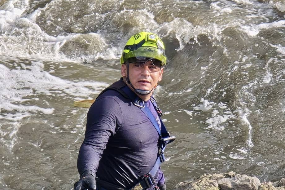 Carlos Andrés Rozo, comandante del Cuerpo de Bomberos Voluntarios de El Colegio, apoyaba una búsqueda en el municipio de Gutiérrez.