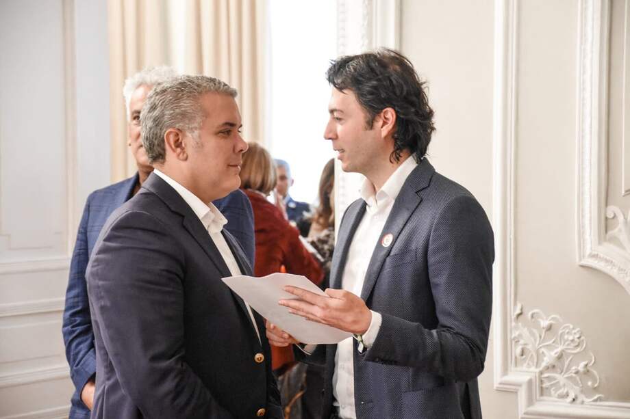El alcalde electo de Medellín, Daniel Quintero, entregándole la carta al presidente Duque en la que explica las razones de por qué se debería convocar una constituyente. / Prensa Daniel Quintero