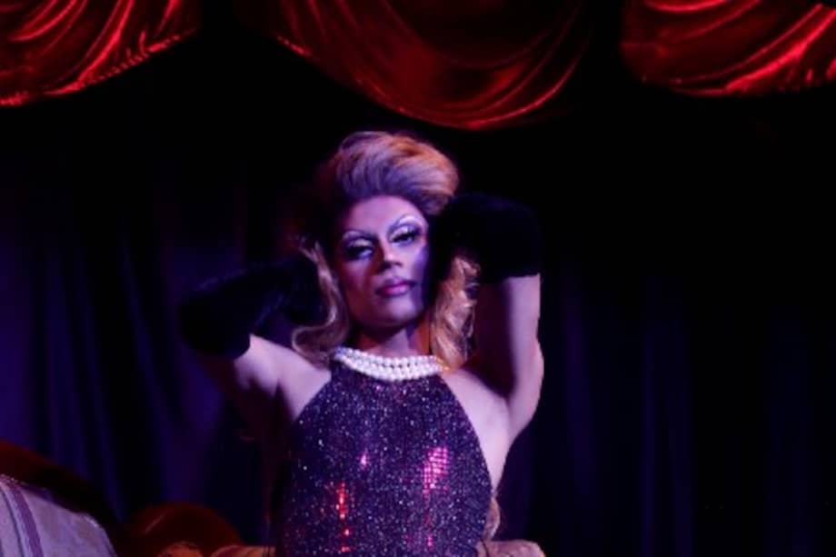 Imagen de una escena teatral del espectáculo Cabaret Divas Drag, un ejercicio que recupera el estilo de los ballsroom de baile que han revivido gracias a series como Pose o realitys como Ru Paul.