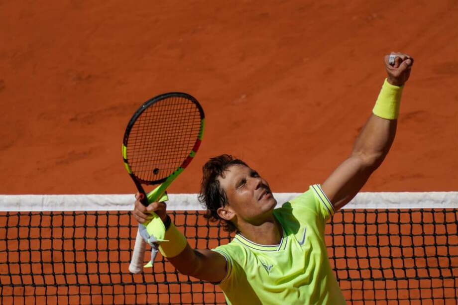 Nadal celebra tras vencer este viernes a Federer en la cancha central de Roland Garros. / AFP