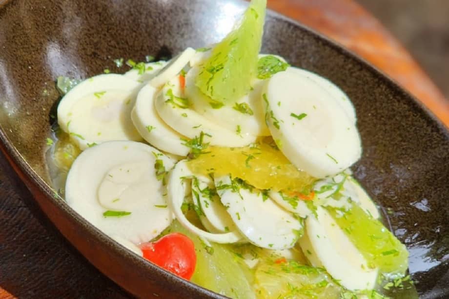 Corte los palmitos en tajadas finas y sazónelos con sal. Agregue el resto de ingredientes, mezcle y deje marinando durante cinco minutos. / Cortesía: Harry Sasson