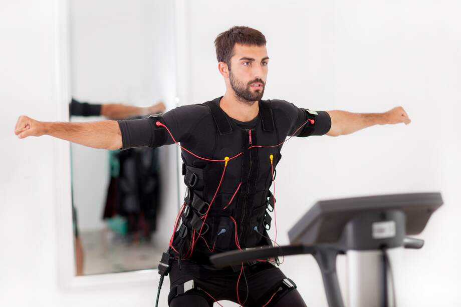 Los ejercicios con electroestimulación no incluyen pesas o series de muchas repeticiones, debido a que se duplicaría el esfuerzo generando riesgo de lesionarse. / iStock