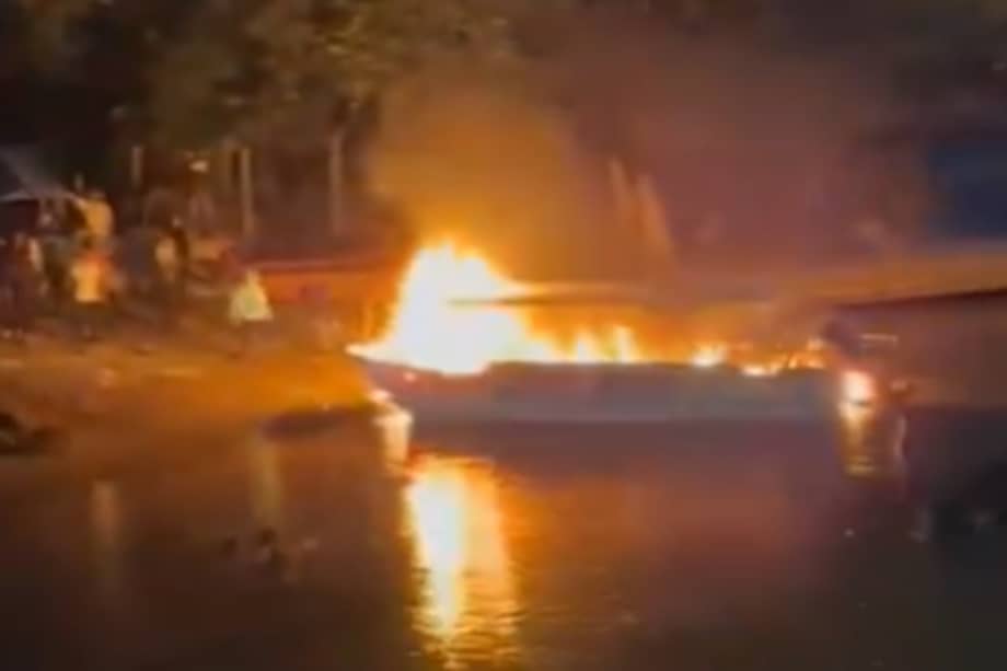 Embarcación de la empresa Mineros S.A. tras ser incendiada por manifestantes del paro minero.