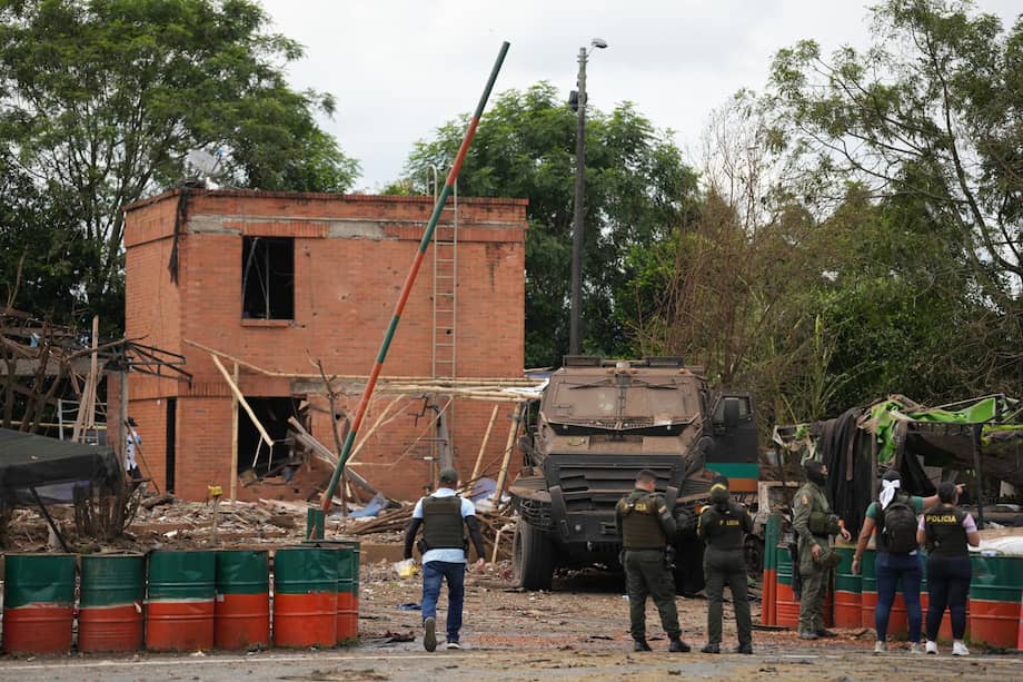 AME4862. VILLA RICA (COLOMBIA), 10/06/2025.- Integrantes de Fuerzas Armadas recorren el área donde ocurrió una explosión este martes, después del peaje de la población de Villa Rica (Colombia). Al menos dos personas muertas y 36 heridas dejaron este martes tres explosiones de bombas dirigidas contra puestos policiales de la ciudad colombiana de Cali, capital del departamento de Valle del Cauca (suroeste), informaron las autoridades. EFE/ Ernesto Guzmán