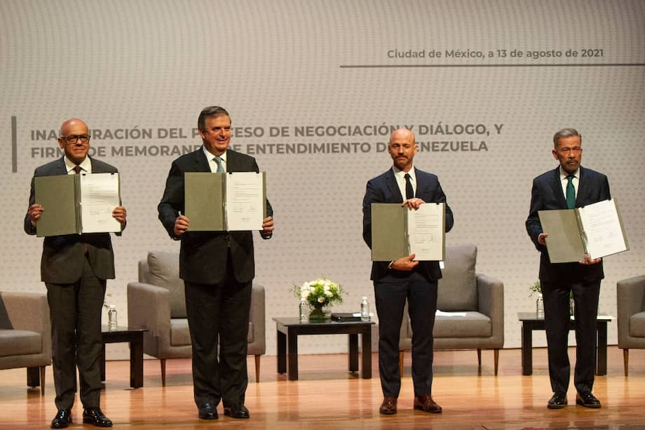 Los representantes del gobierno de Venezuela y la oposición, además de Noruega y México, durante la instalación de los diálogos.