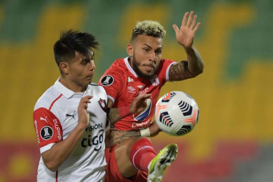 Santiago Arzamendia, de Cerro Porteño, y Duván Vergara disputan una pelota en el partido de la primera fecha.