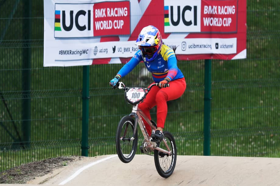 La colombiana Mariana Pajón quedó sexta en la sexta válida de la Copa Mundo de BMX, en el Parque El Salitre de Bogotá. EFE/Carlos Ortega