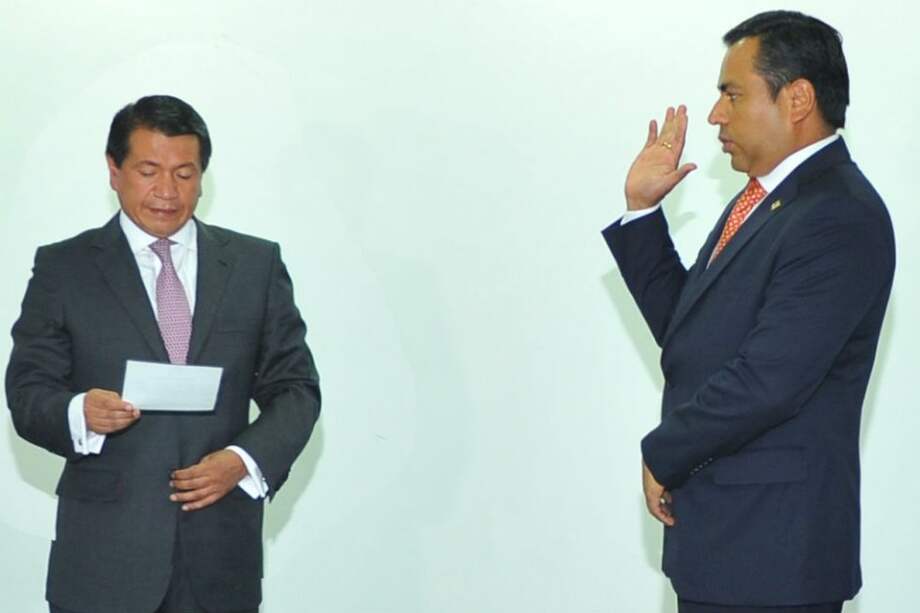 El defensor del Pueblo Jorge Armando Otálora (izquierda) durante la posesión de Sánchez en octubre de 2014. /Defensoría