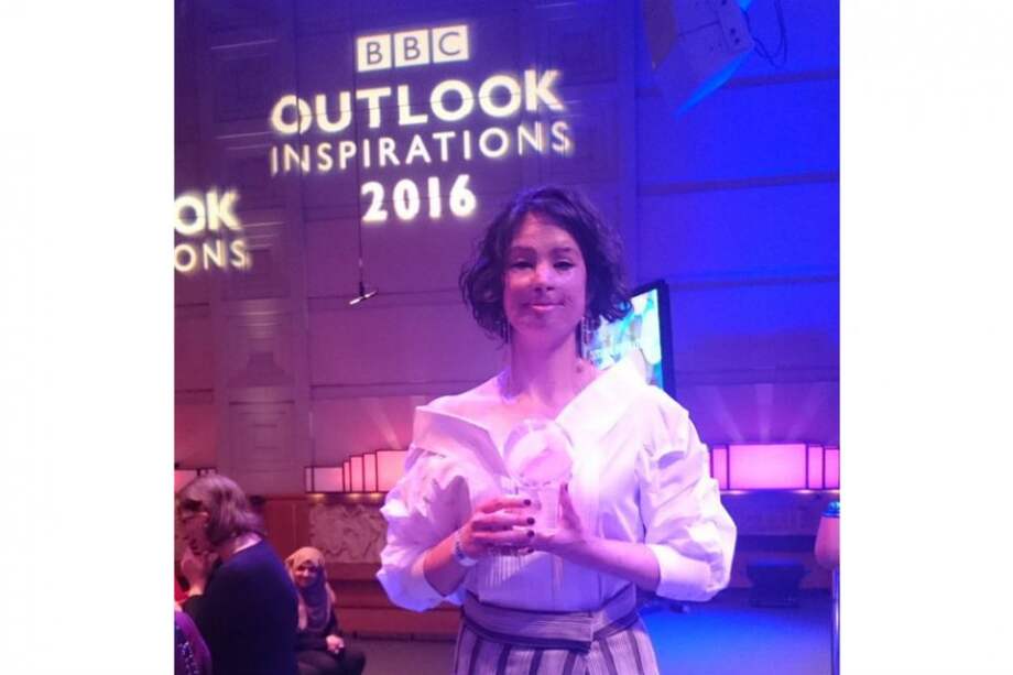 Natalia Ponce de León durante la ceremonia en que recibió el premio de BBC, "Outlook Inspirations". / Twitter @@bbc_perasso