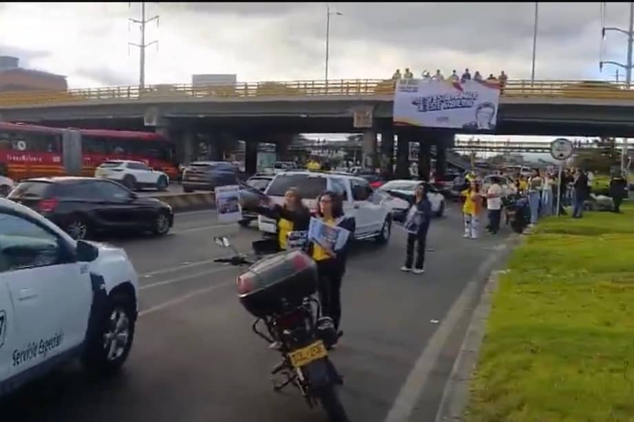 Se presenta un plantón en la Autopista Norte con calle 134, en sentido sur–norte, por una actividad de proselitismo político.