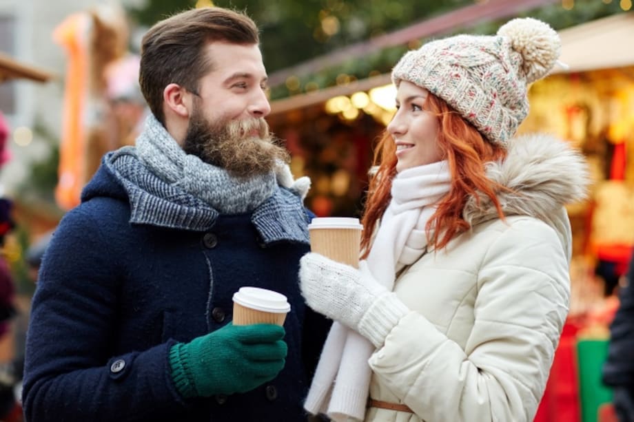 Hombre mirando a una mujer con amor