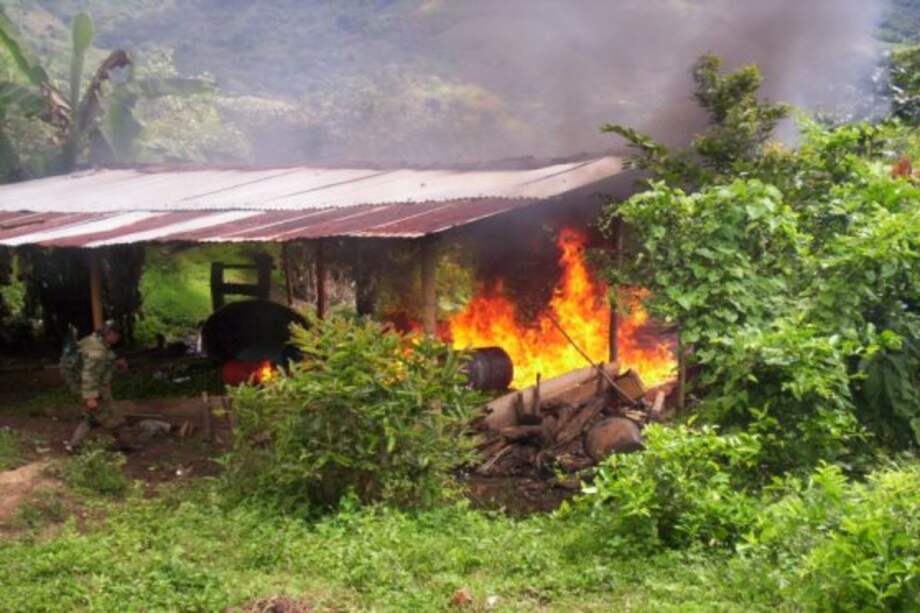Armada destruye dos laboratorios de las Farc para procesar coca