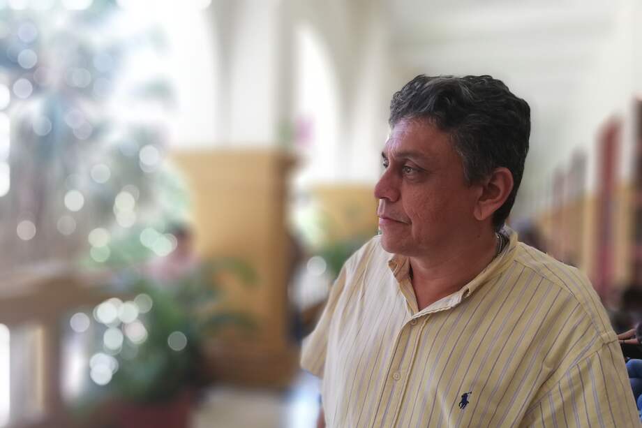 El poeta Winston Morales en la Universidad de Cartagena, donde dicta clases. / Pedro Mendoza