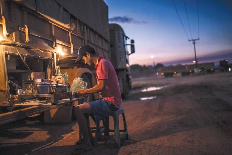 El transporte de carga por carretera genera 500.000 empleos directos en el país. / Bloomberg