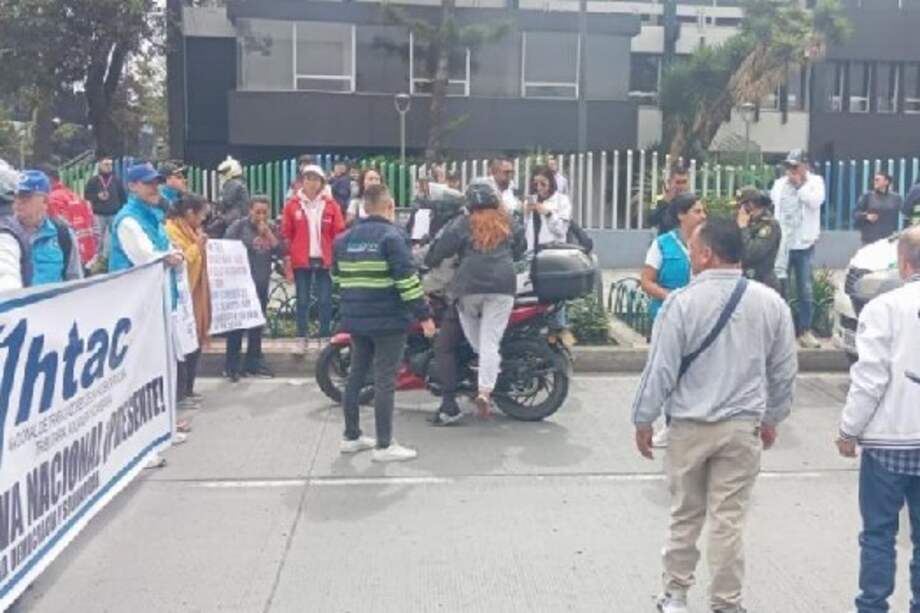 Un grupo de manifestantes vinculados al sindicato de la DIAN protestan por lo que consideran una “masacre laboral” en la entidad. El tránsito al aeropuerto permanece bloqueado.