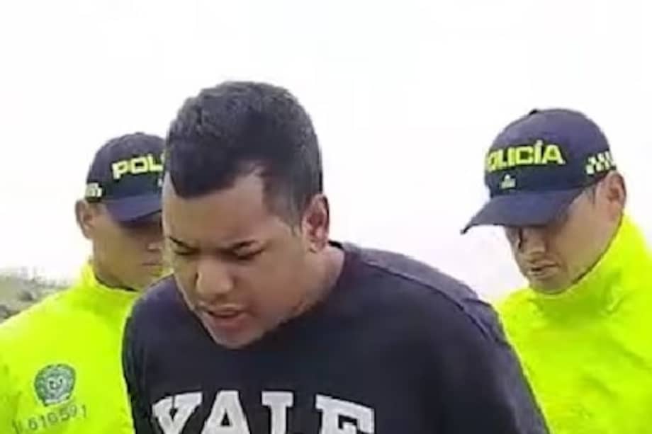 La Fiscalía General de la Nación lo acusó formalmente por feminicidio agravado, acceso carnal violento, hurto calificado, extorsión, acceso abusivo a un sistema informático y falsedad personal. La aceptación de cargos fue registrada como libre y voluntaria y deja al procesado a la espera de que, en marzo, un juez penal de conocimiento emita el sentido del fallo.