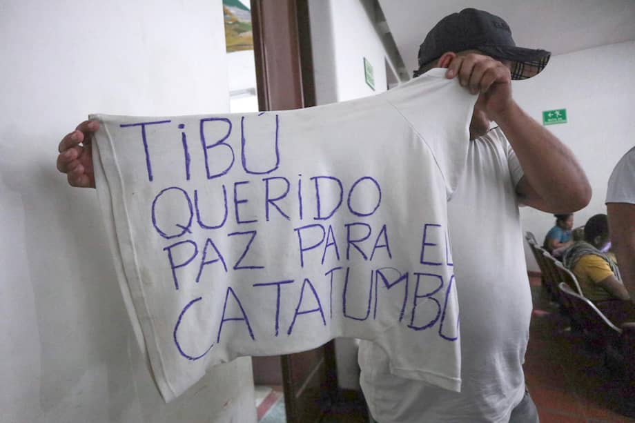 Fotografía de archivo fechada el 18 de enero de 2025 que muestra a un hombre desplazado por la violencia mostrando una camiseta con una nota escrita pidiendo paz para el Catatumbo en Cúcuta. EFE/ Mario Caicedo /ARCHIVO