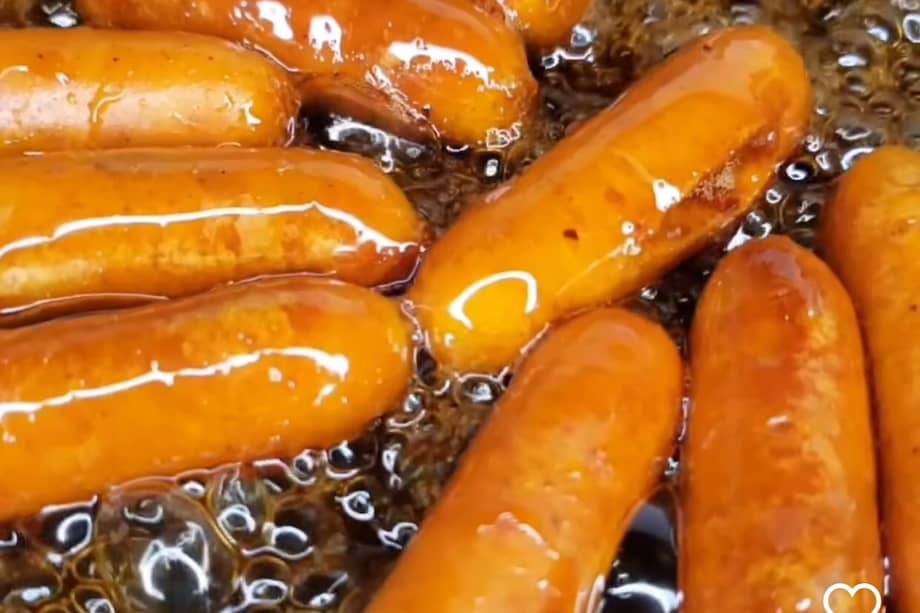 La clave para que los choricitos no se revienten al cocinarlos, es ponerlos en fuego bajo.