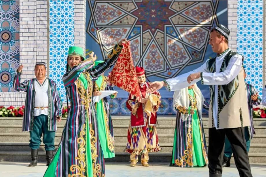Cerca del 80 % de la población corresponde a la etnia uzbeka, de origen turco y con el uzbeko como lengua principal.