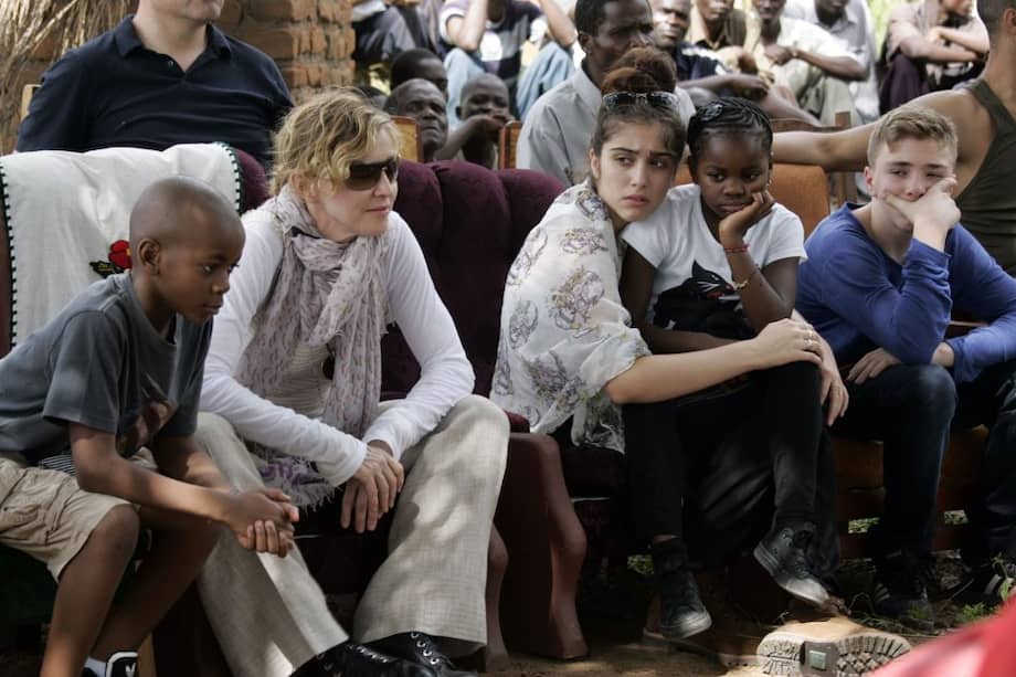 Madonna junto a sus hijos David Banda, Lourdes, Mercy James y Rocco en la fundación Raising Malawi, en 2013. / AFP