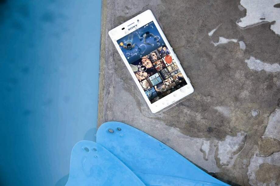 El M2 es el primer teléfono de gama media completamente impermeable