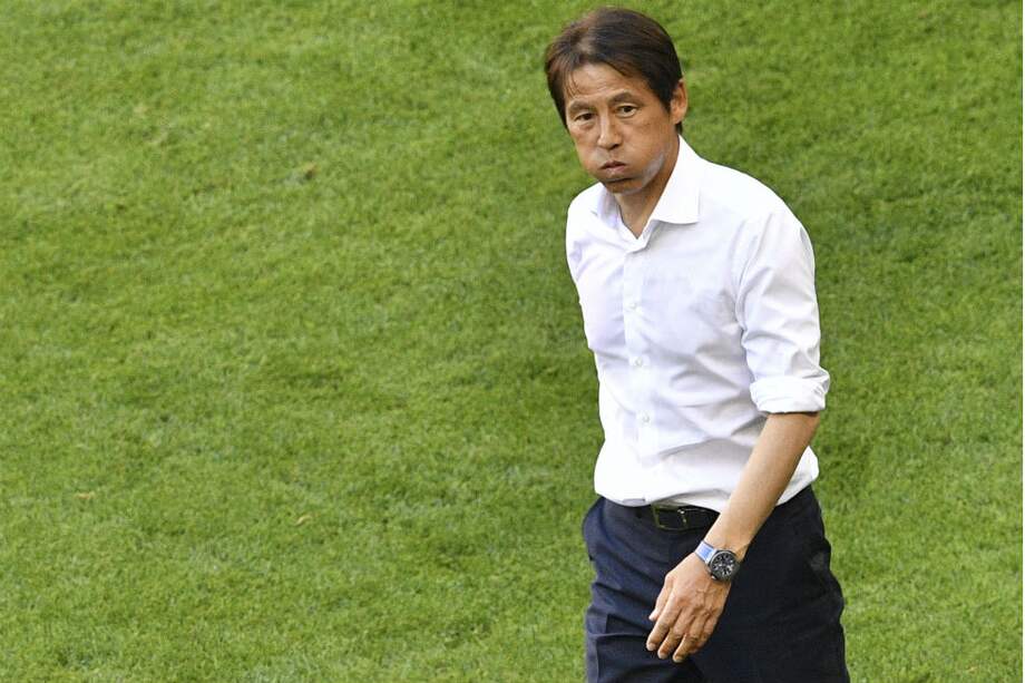 El técnico de la selección de Japón Akira Nishino durante el partido ante Colombia.