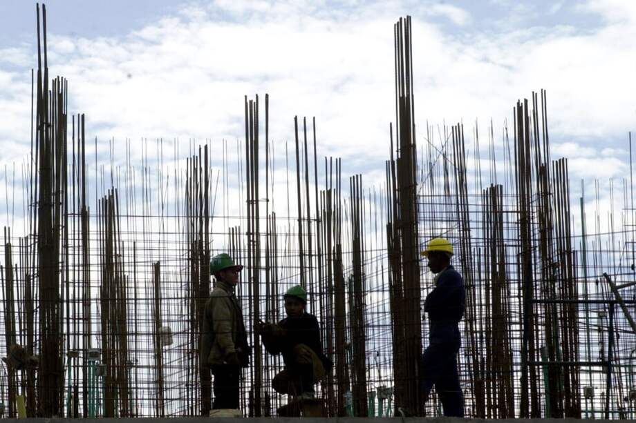 Las medidas de aislamiento han tenido impactos en todos los sectores, pero han dejado golpes significativos en la construcción. / Bloomberg