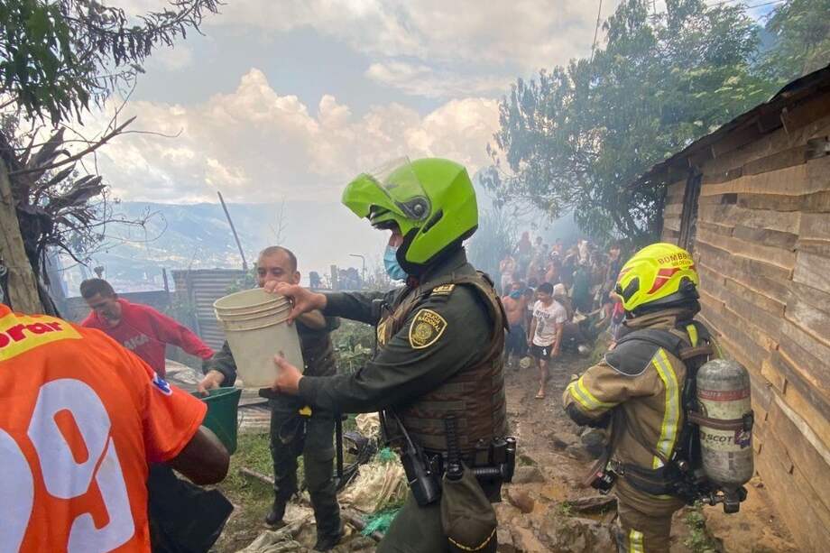 18 unidades de bomberos atendieron el incendio en Medellín.