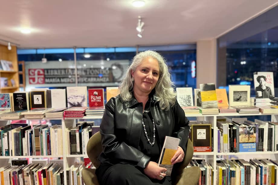 Camila Charry es poeta, profesora y autora de libros como "Arde Babel" y "El sol y la carne". "Mi perra y yo subimos por el ascensor" es su poemario más reciente.