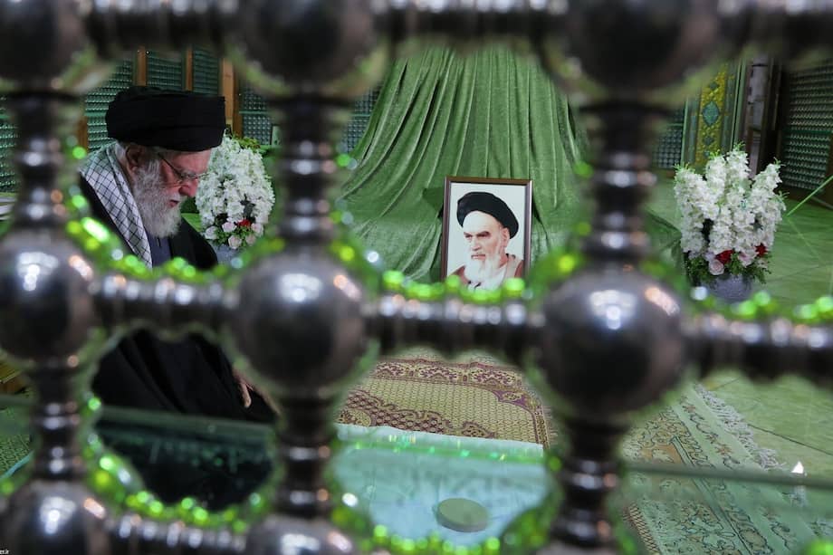 Desde la Revolución, Irán ha tenido dos líderes supremos: Alí Jamenei (i), rezando y el primer ayatola, Ruholá Jomeiní, quien murió en 1989. Comienza el proceso de sucesión del líder supremo, tras los ataques de EE. UU. EFE/IRANIAN SUPREME LEADER OFFICE / HANDOUT HANDOUT EDITORIAL USE ONLY/NO SALES