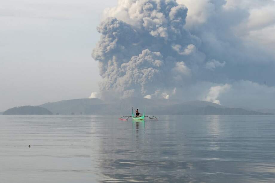 La erupción comenzó el domingo con una explosión de vapor de agua a presión y de rocas y la aparición de una columna de 15 kilómetros de alto. / AFP