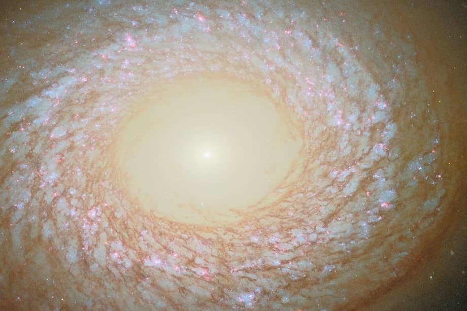Esta imagen del telescopio espacial Hubble de la NASA/ESA muestra la galaxia NGC 2775.