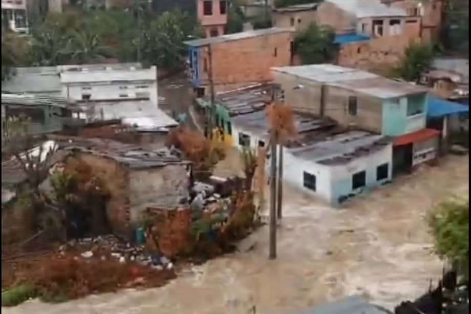 El sistema de alcantarillado del municipio colapsó debido a las fuertes lluvias de la última semana.