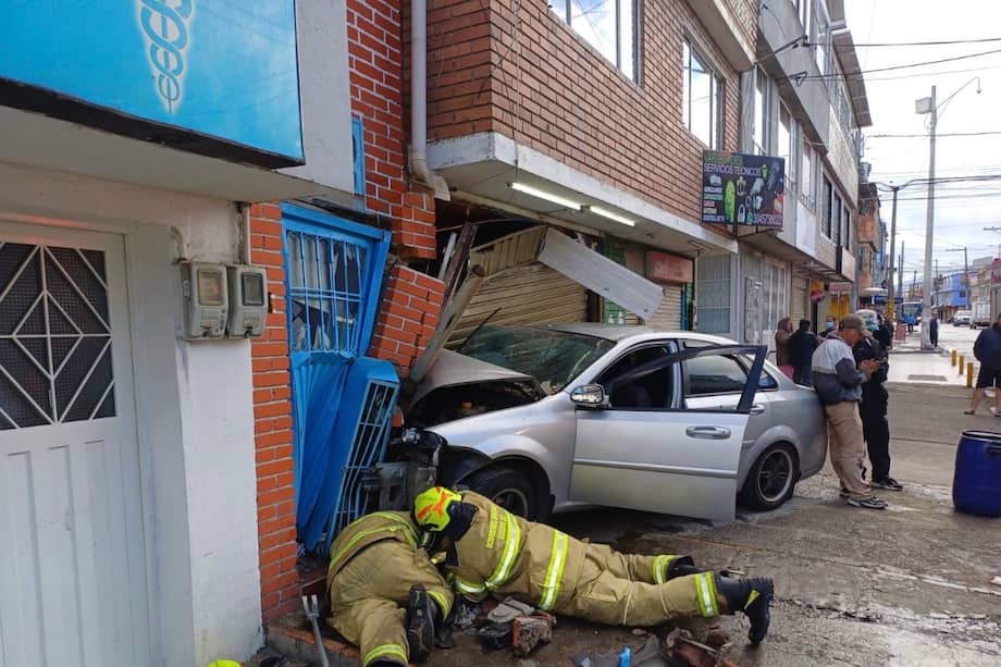 Bomberos atendieron la emergencia tras el choque de un vehículo contra una vivienda y controlaron una fuga de gas en el sur de Bogotá.