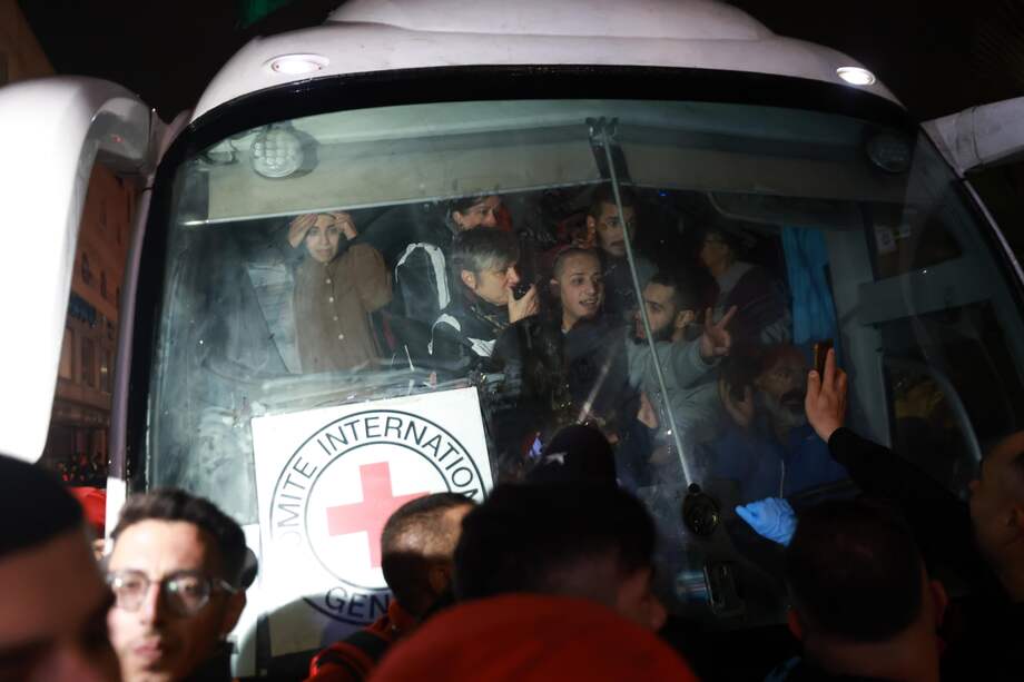 Un autobús que transporta a presos palestinos liberados de la prisión militar israelí de Ofer llega a Ramalla