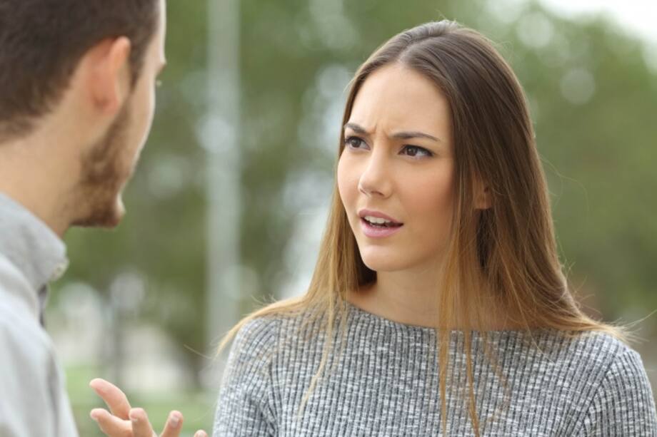 Mujer discutiendo