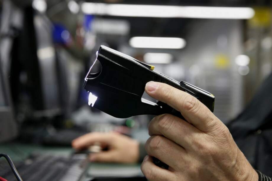 Reglas en Miami prohíben a los policías usar las pistolas Taser si el sospechoso no representa un verdadero peligro. / Bloomberg News