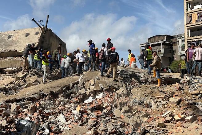 Las familias en Caracas resisten entre carpas y colchones en aceras por temor a las réplicas