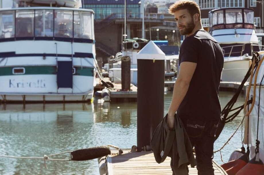 El cantautor y músico español., lanza su nueva producción musical "La Cuarta Hoja".