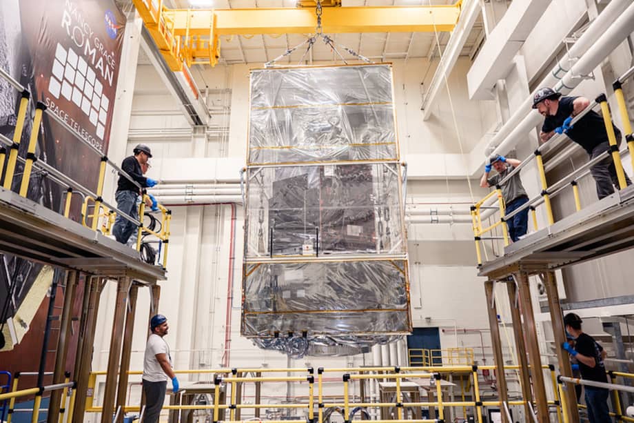 La NASA ultima los preparativos para lanzar el telescopio espacial Nancy Grace Roman, un observatorio diseñado para investigar el lado oculto del universo, descubrir miles de nuevos mundos y cartografiar el cosmos como nunca antes. /NASA- Sydney Rohde