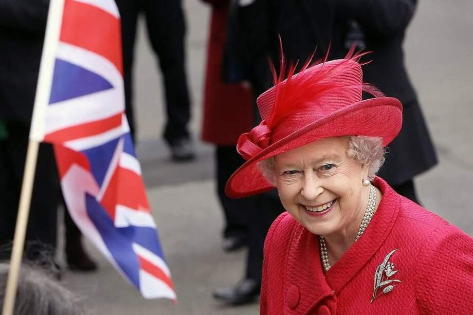 Abdicación del rey Juan Carlos pone la mirada en Isabel de Inglaterra