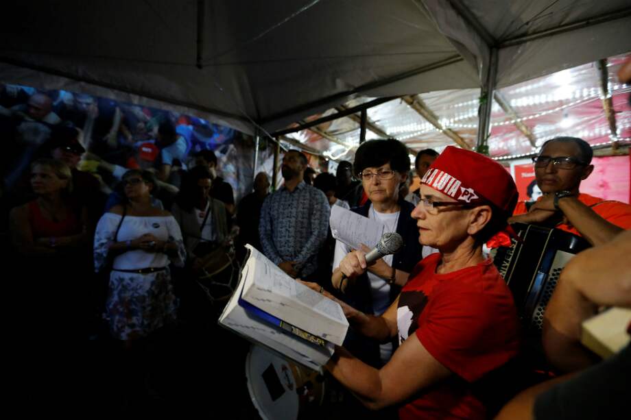 Seguidores del expresidente Luiz Inacio Lula da Silva preparan una cena de Navidad frente a la superintendencia de la Policía Federal hoy, en Curitiba, Brasil. / EFE