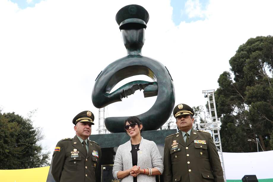De izq. a der. Brigadier general, Alberto Pico Malaver, jefe de la Unidad Policial para la Edificación de la Paz; la artista Lina Valentina Barrera y el general Jorge Hernando Nieto Rojas, director de la Policía Nacional / Fotos: cortesía Policía Nacional.