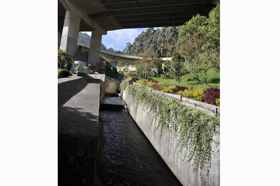 En la calle 62 con carrera 2ª empieza el recorrido por la quebrada Las Delicias. Debajo de la avenida Circunvalar los grafiteros y artistas urbanos se dieron a la tarea de pintarla. / Gustavo Torrijos